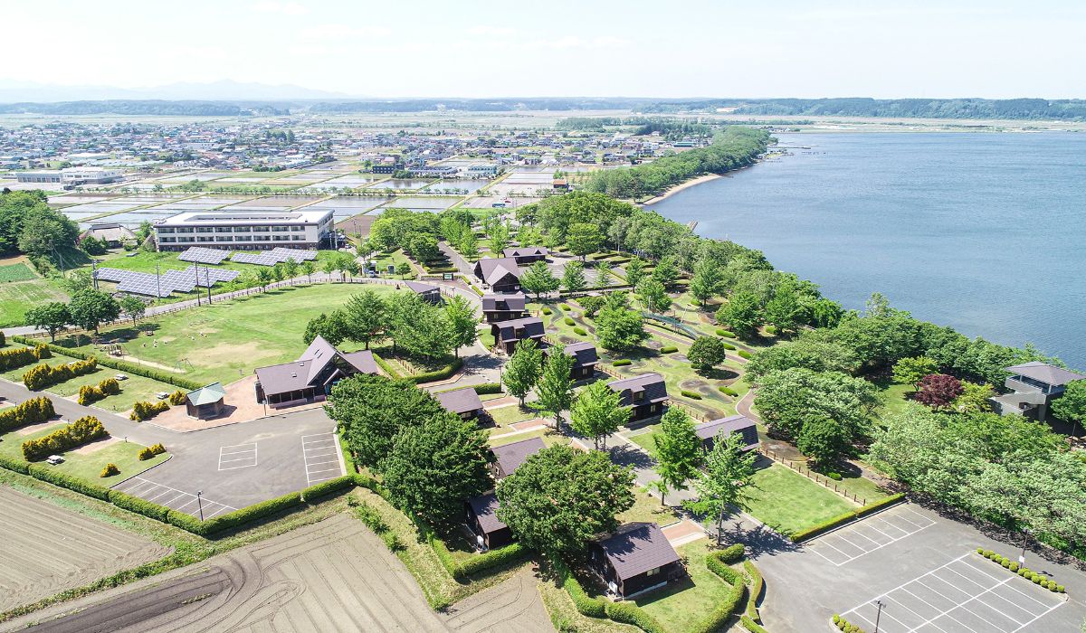 ドローンで上空から見た小川原湖沿いのふれあい村