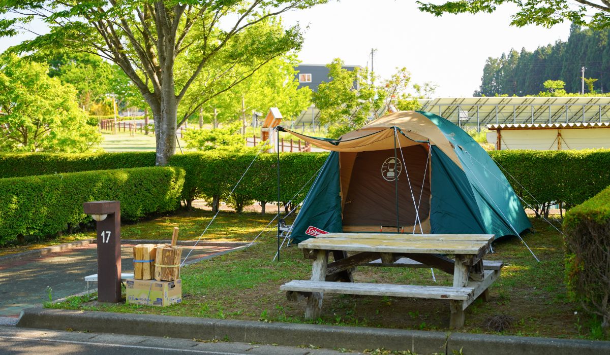 敷地でキャンプをしているテント