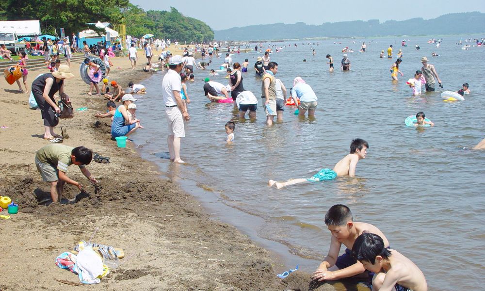 夏の小川原湖でにぎわう人々