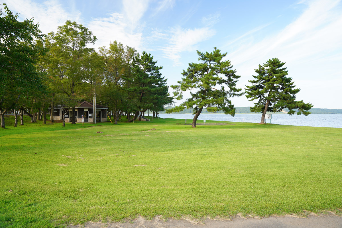 小川原湖のそばにある広大な芝生