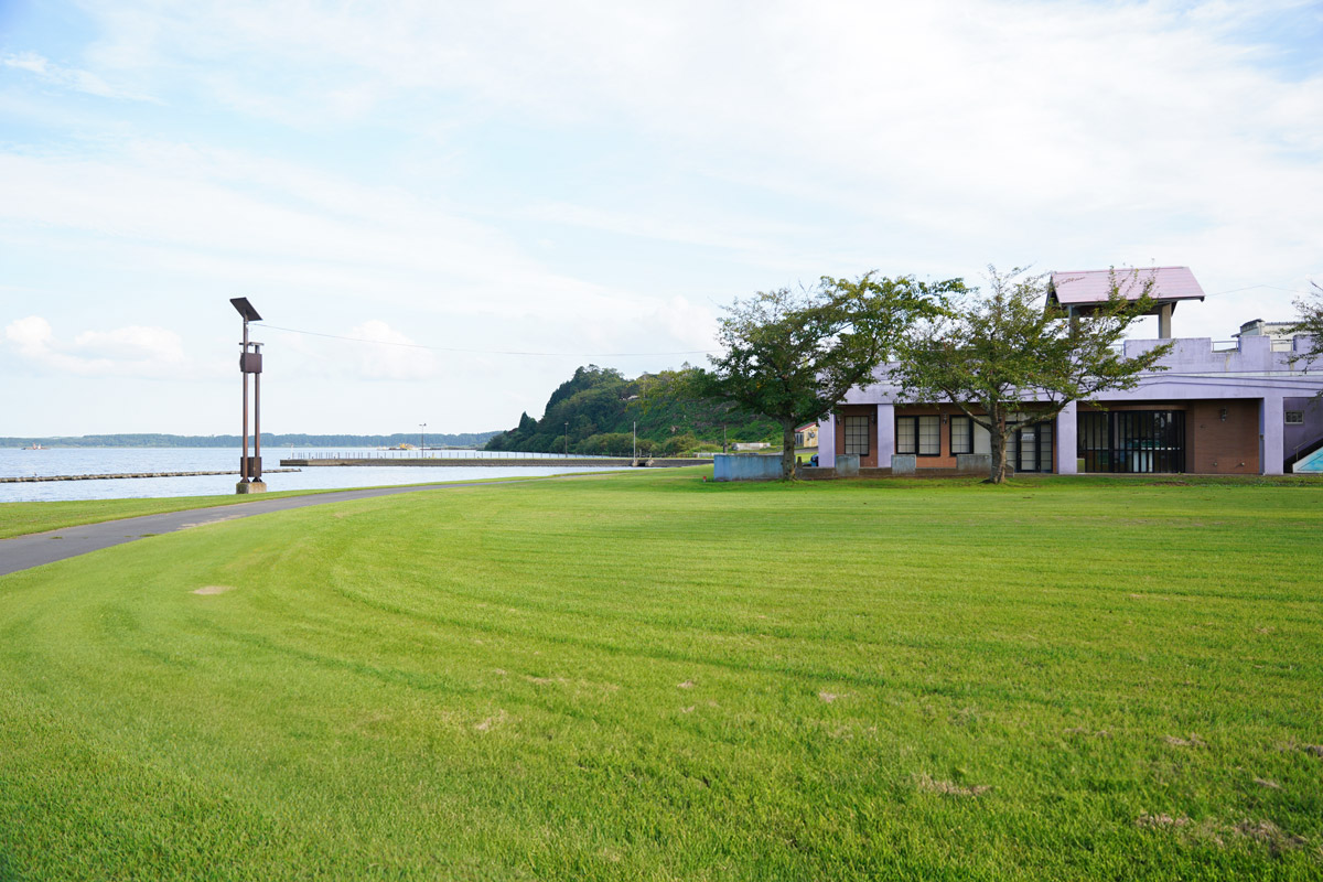 小川原湖のそばにある広大な芝生(ふれあい村が少し見える)