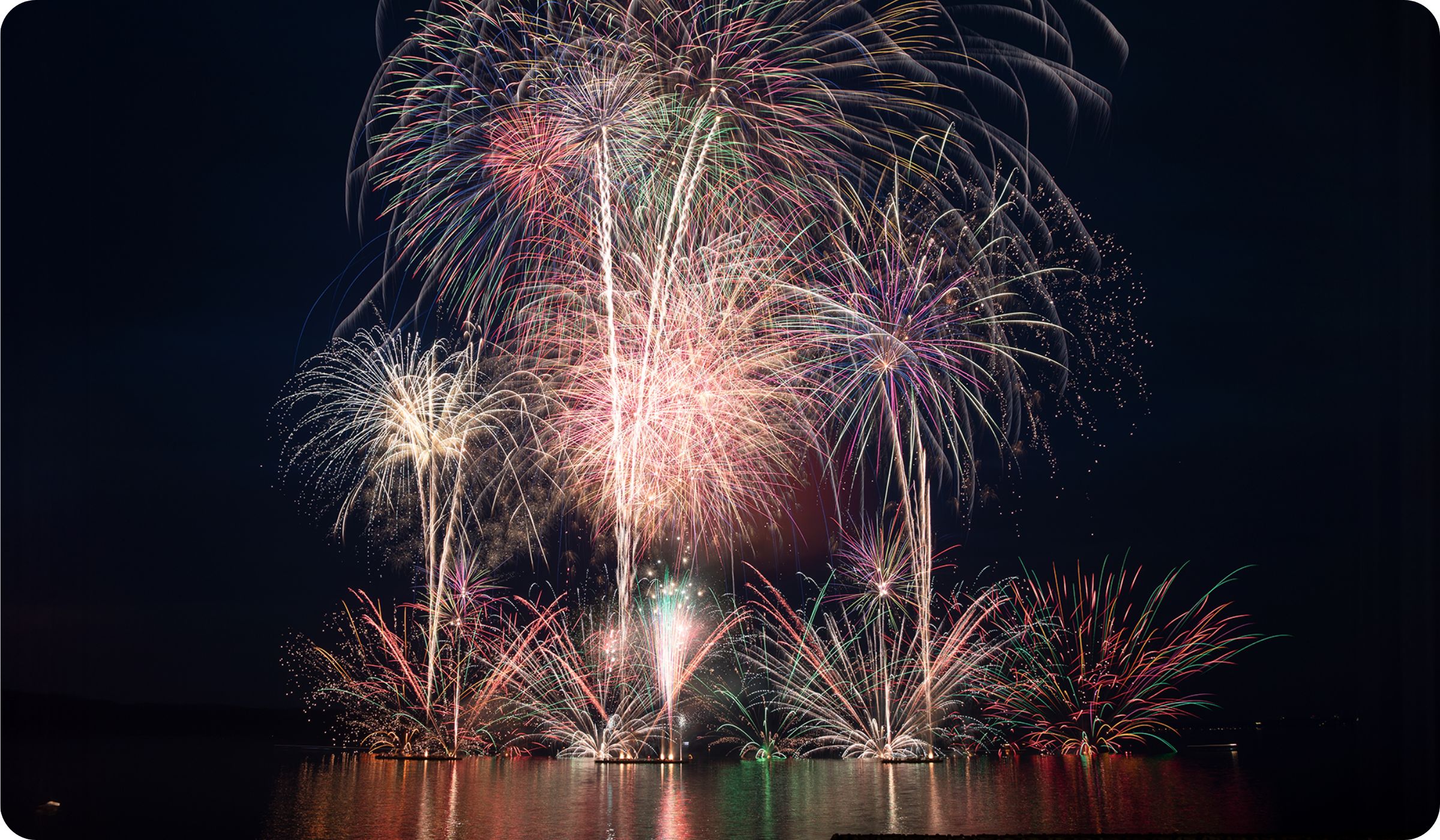 夏の湖畔を象徴する湖水祭りの打ち上げ花火